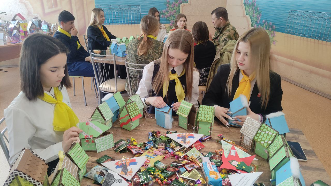 Челнинские школьники приготовили 1000 чайных домиков бойцам СВО