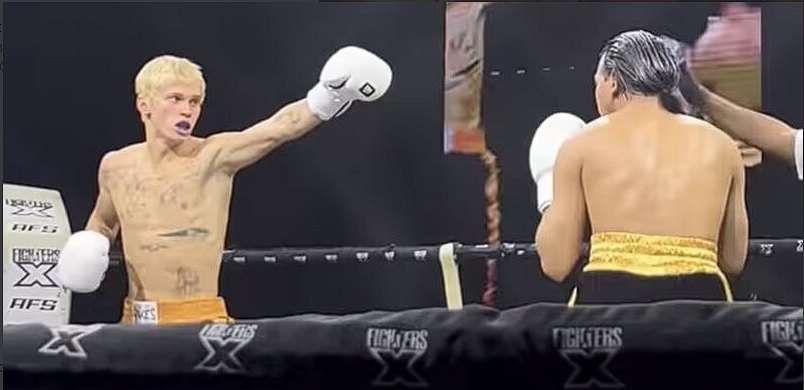 Блогер Даня Милохин выиграл дебютный боксерский бой