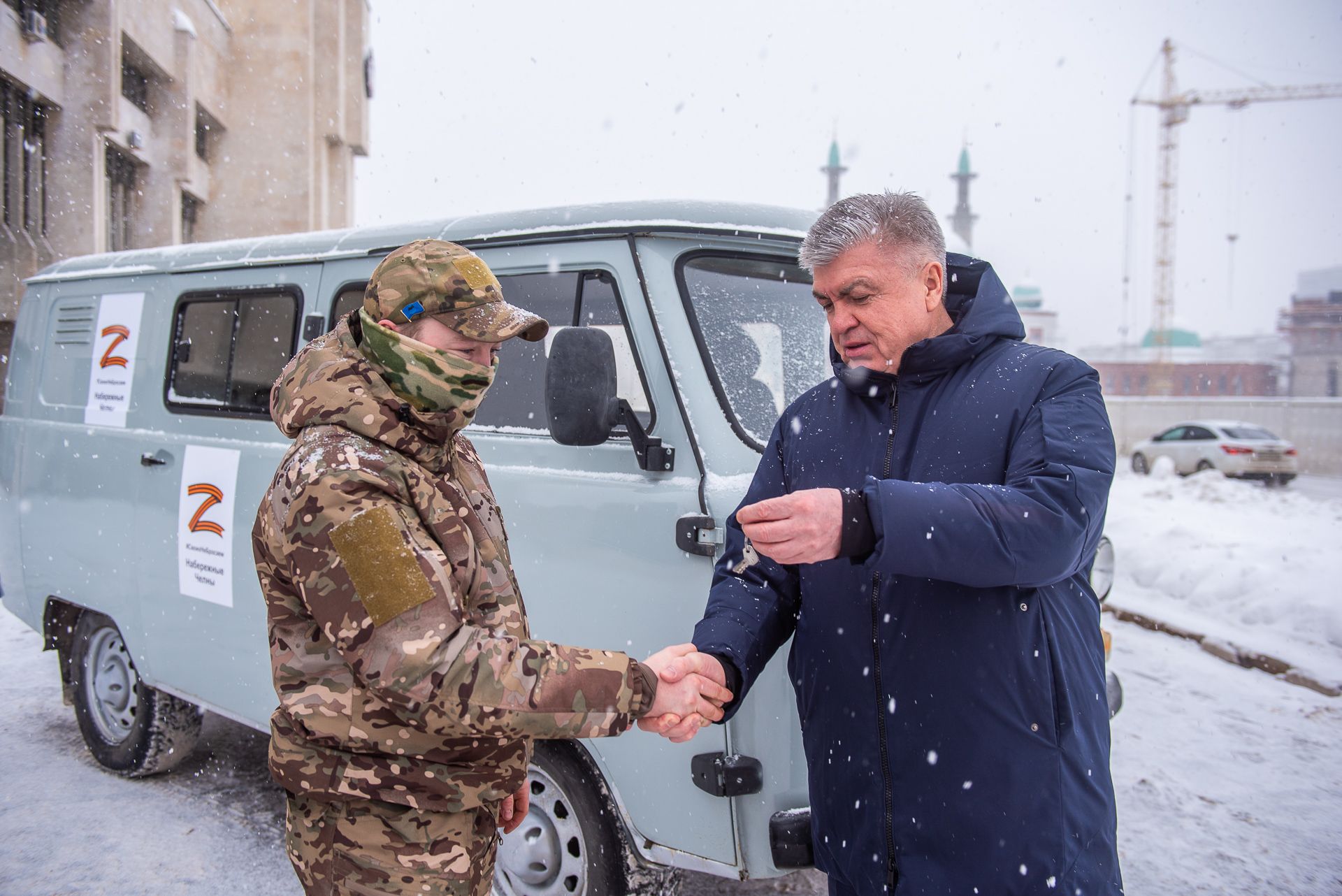 Наиль Магдеев передал военнослужащему ключи от новой машины