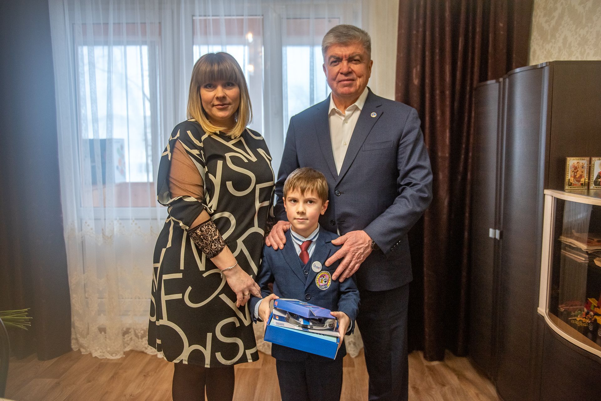 Наиль Магдеев поздравил жену военнослужащего с рождением сына