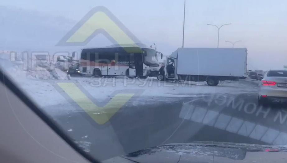 На въезде в Набережные Челны столкнулись пассажирский автобус и грузовик