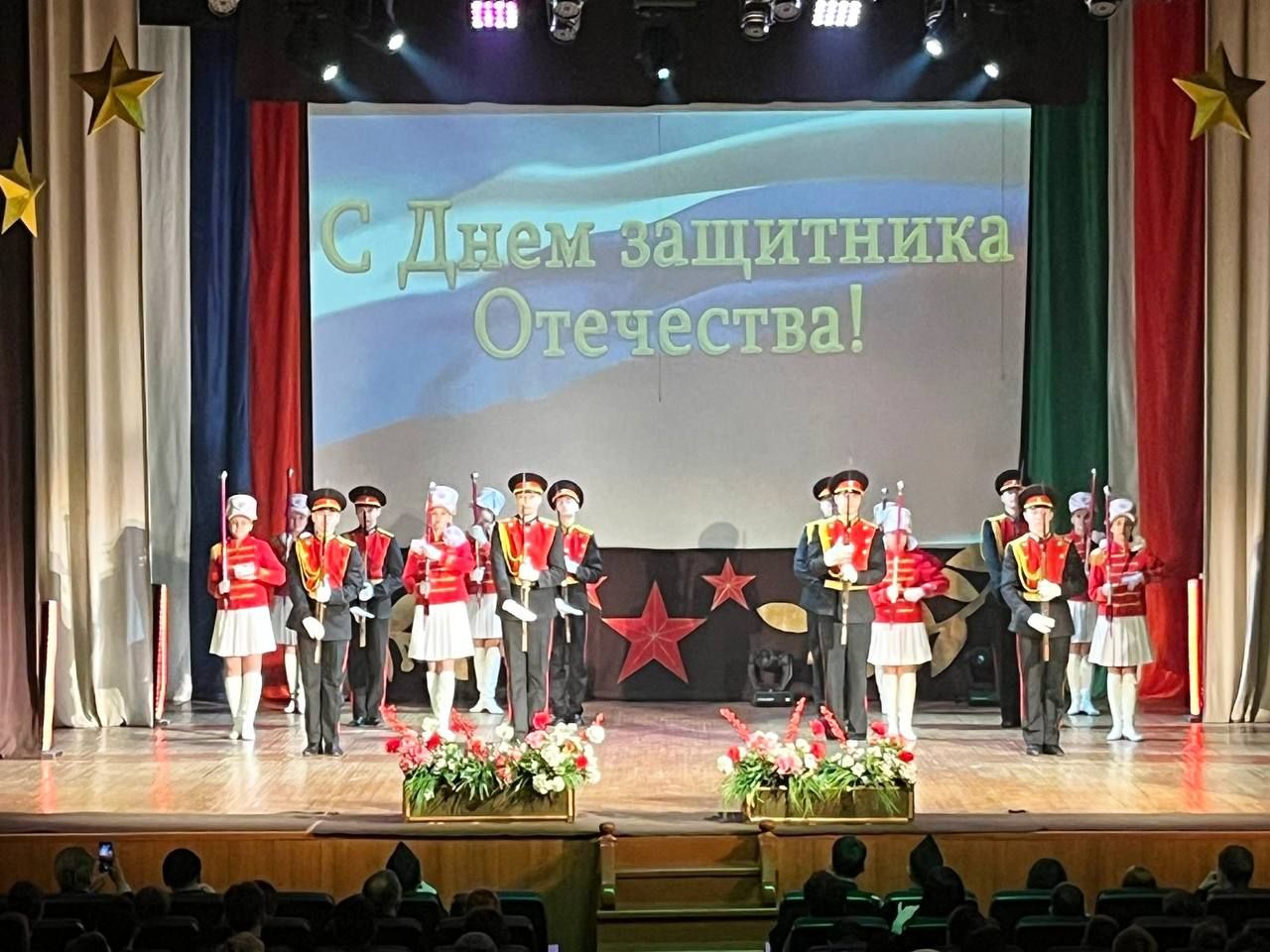 В Челнах прошел праздничный концерт «Героям России»