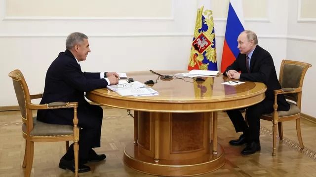 Путин проводит встречу с главой Татарстана Миннихановым