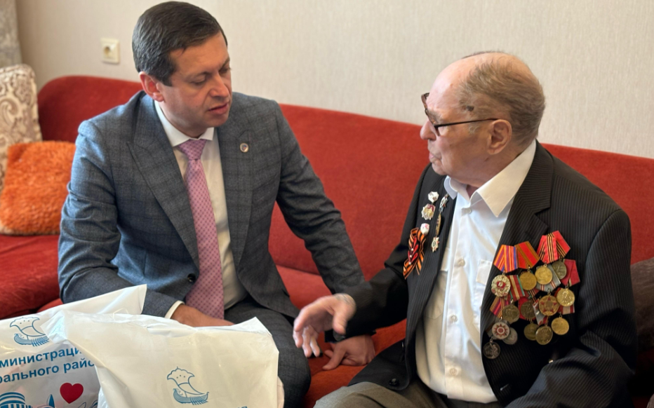 В Челнах глава администрации поздравил ветерана ВОв с Днем защитника Отечества