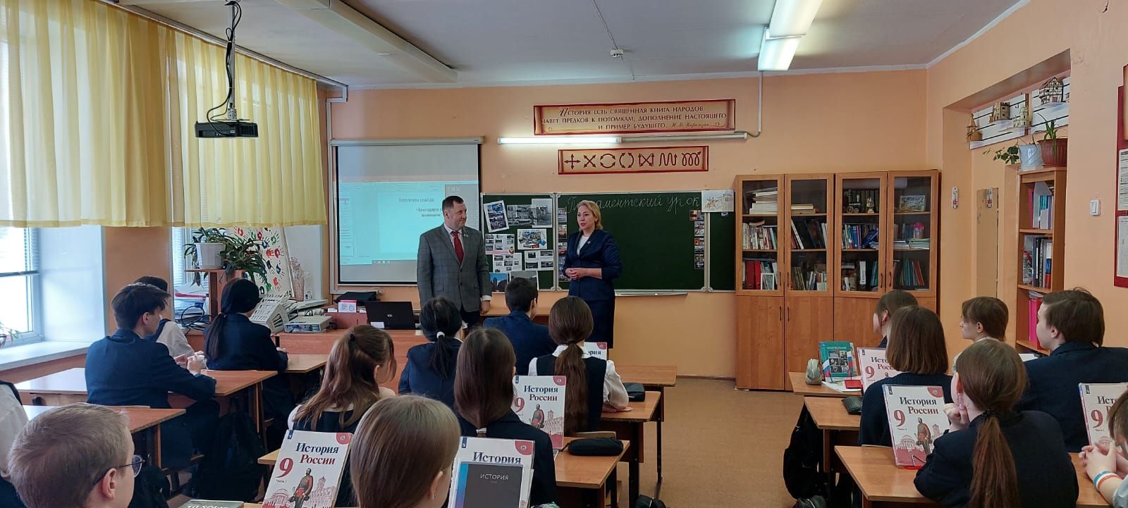 Челнинские депутаты провели школьникам парламентские уроки