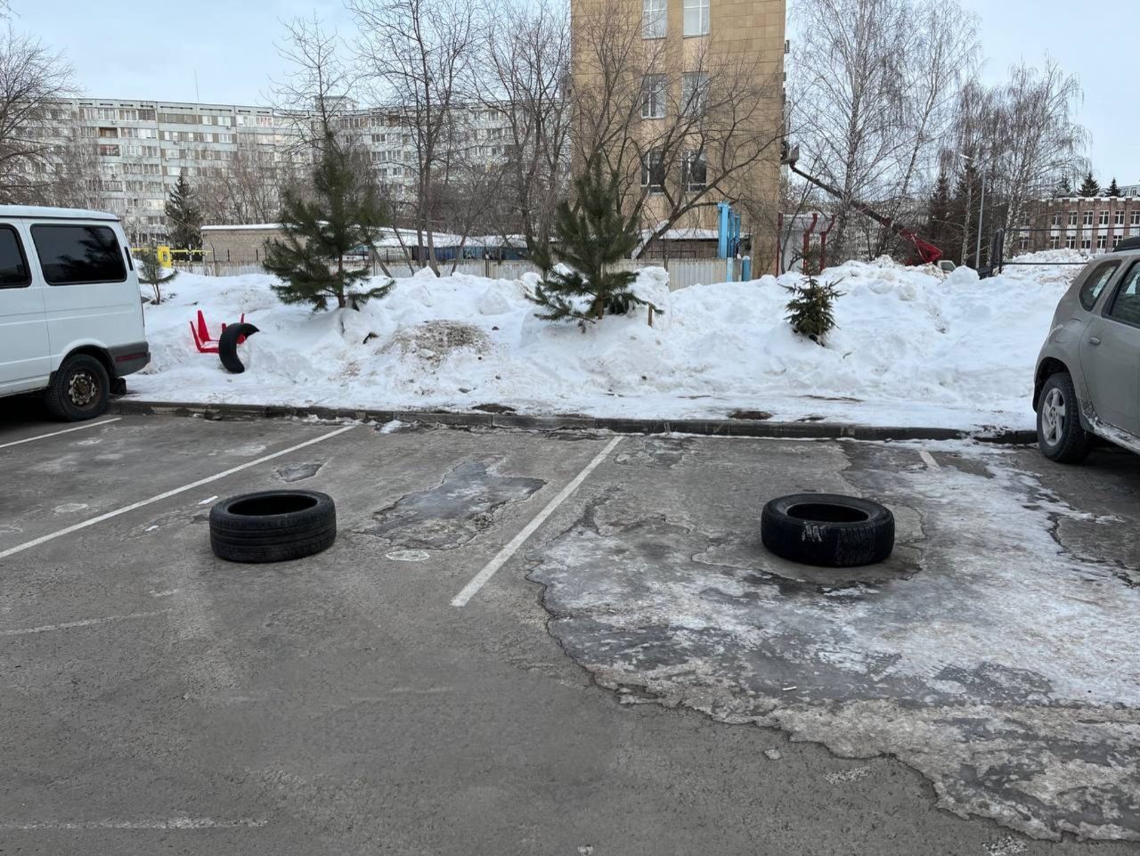 В Челнах жители заняли парковочные места, положив автомобильные покрышки