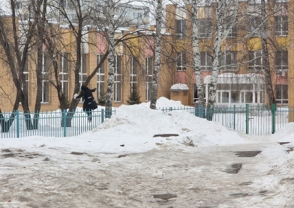 «Позакрывали школьные входы, дети перелезают через заборы»: родители челнинских школьников переживают за детей