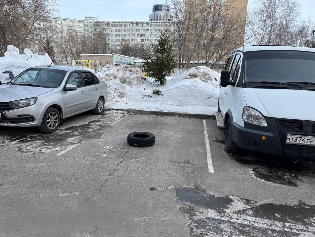 В Челнах жители заняли парковочные места, положив автомобильные покрышки