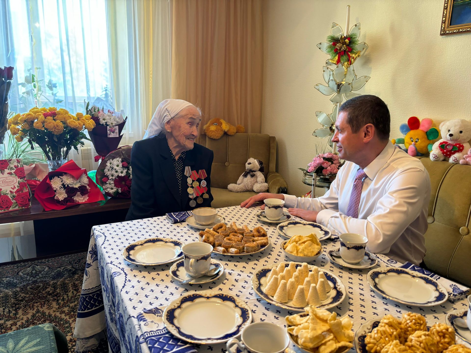 Власти Челнов поздравили ветерана ВОВ с 95-летним юбилеем