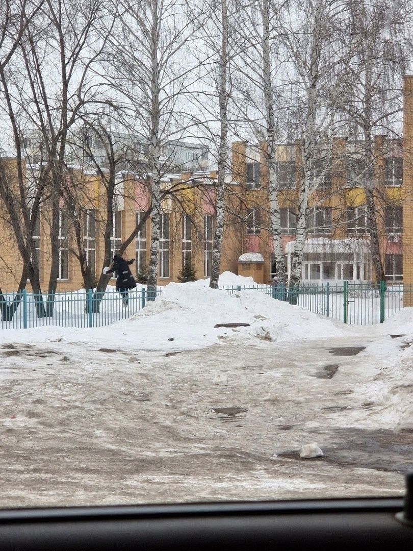 «Позакрывали школьные входы, дети перелезают через заборы»: родители челнинских школьников переживают за детей