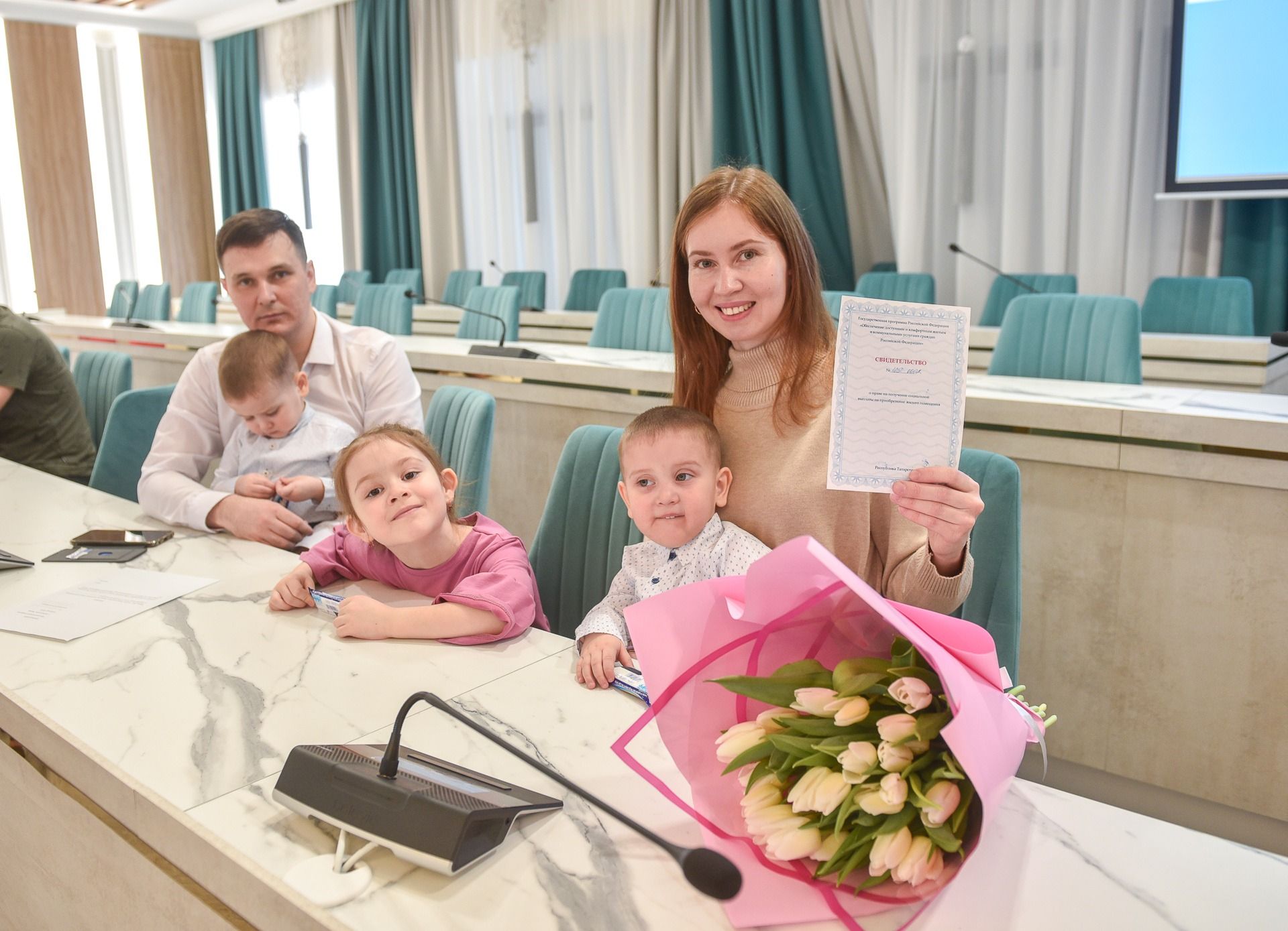 В Челнах четыре молодые семьи получили жилищные сертификаты