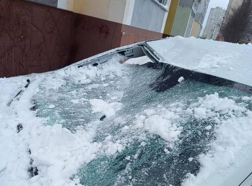 В Челнах снег, упавший с крыши, повредил автомобиль