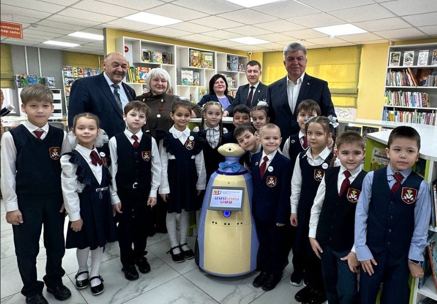 Наиль Магдеев познакомился с роботом Робином из  Центральной детской библиотеки