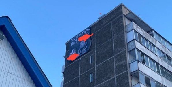 На многоэтажке Челнов установили рекламный макет, перекрывающий окно жильца этого дома