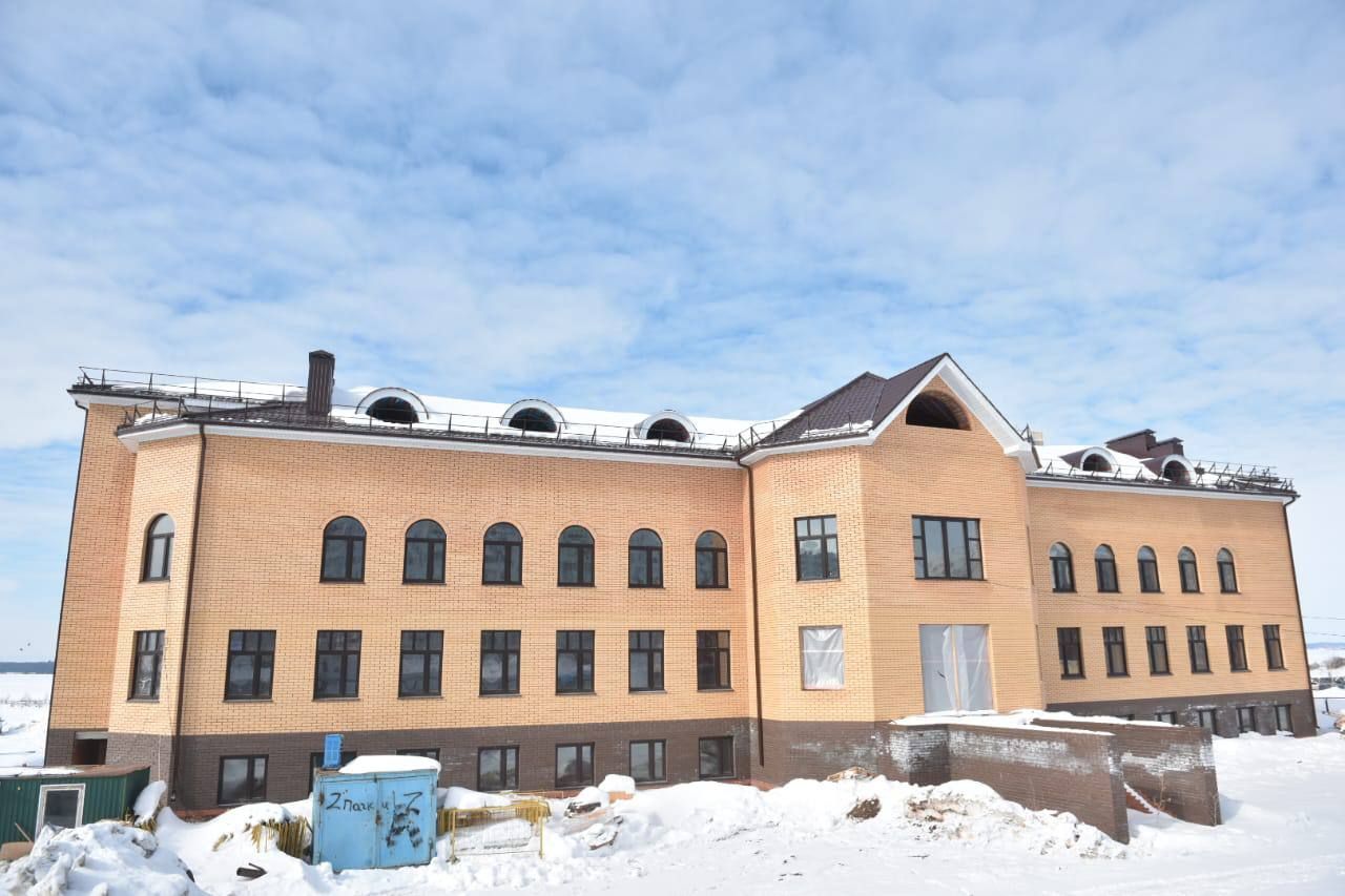 Наиль Магдеев осмотрел ход строительства православной гимназии в Челнах
