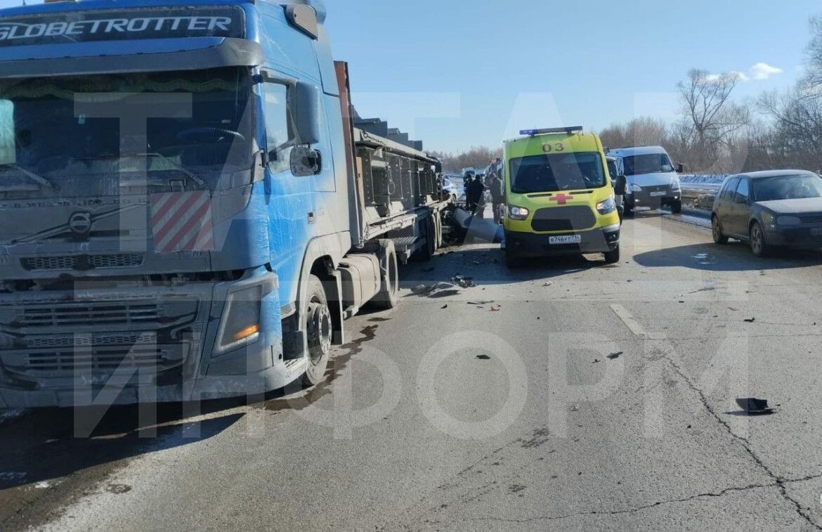 Под Альметьевском в жутком ДТП с легковушкой и фурой пострадали три человека