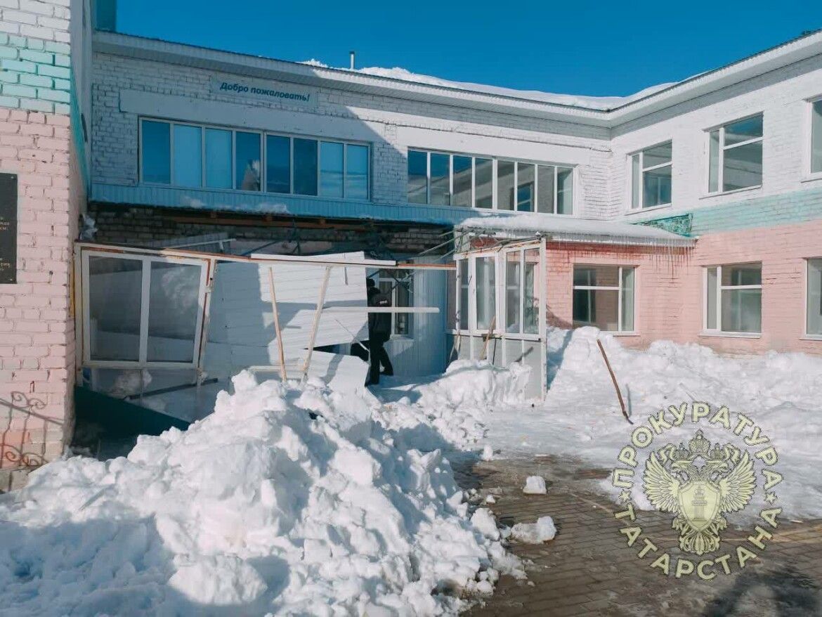 В Татарстане на девочку-подростка сошел снег с крыши школы, возбуждено дело