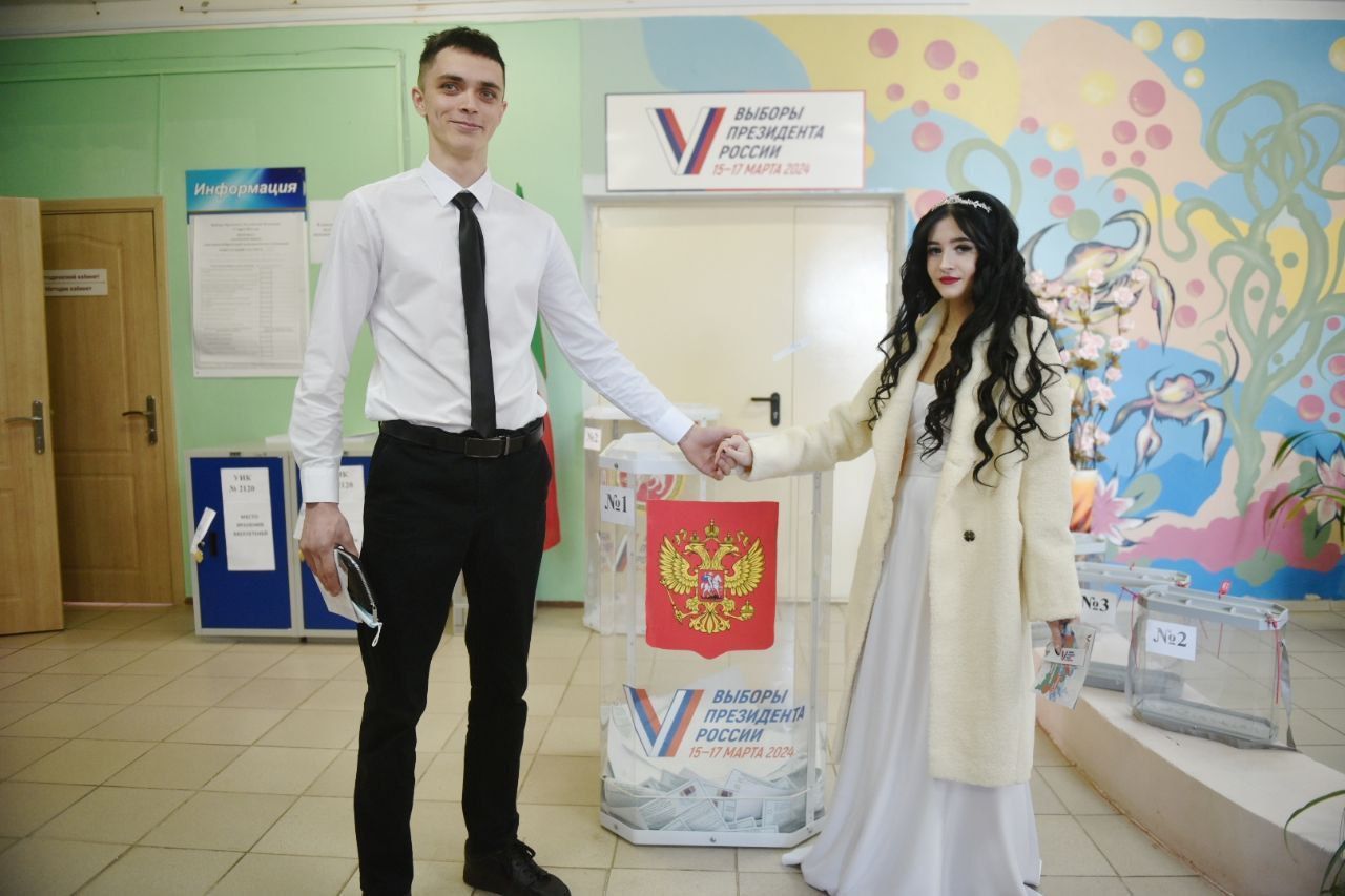 Челинская пара поженилась в избирательном участке