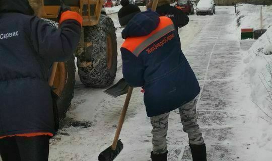 «Не надо никаких проблем себе создавать»: мэр Челнов поручил очистить крыши и козырьки от снега