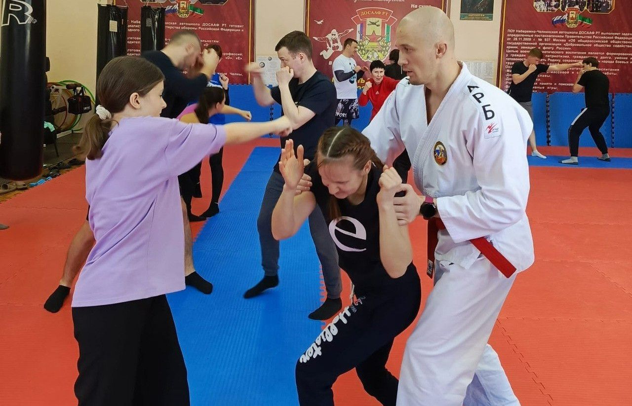 В Челнах для сотрудников «КАМАЗа» и их детей провели мастер-класс по рукопашному бою