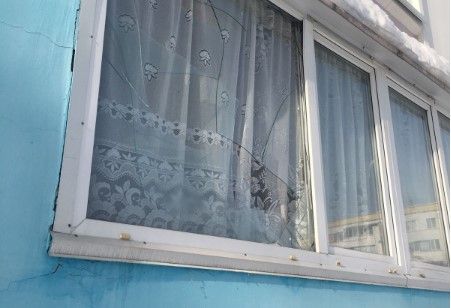 В Челнах упавший кусок льда с крыши повредил стекла на балконе