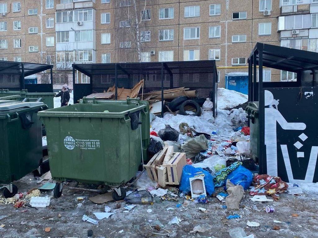 Челнинские пейзажи: двор в поселке ГЭС утопает в мусоре