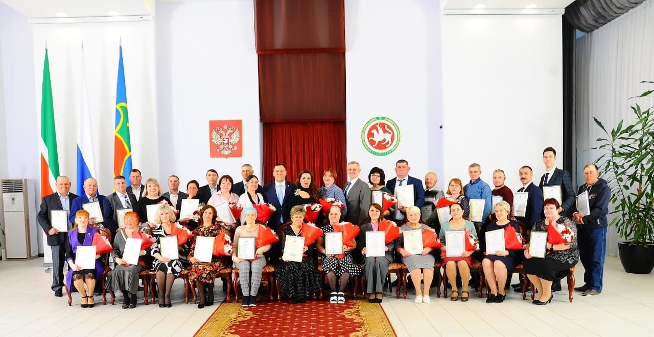 Руководитель исполкома Челнов Фарид Салахов наградил лучших работников ЖКХ (показываем фото)