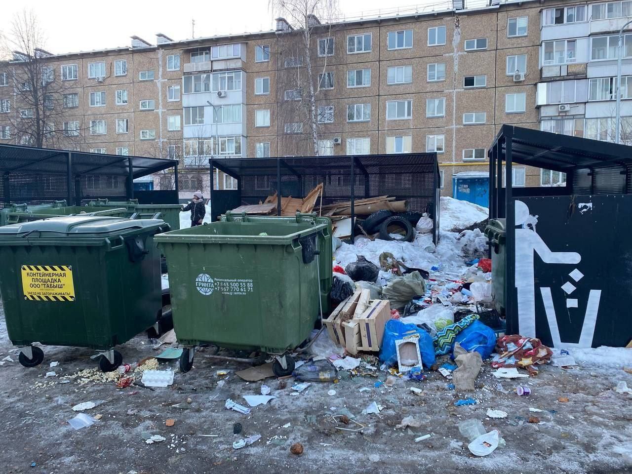 Челнинские пейзажи: двор в поселке ГЭС утопает в мусоре