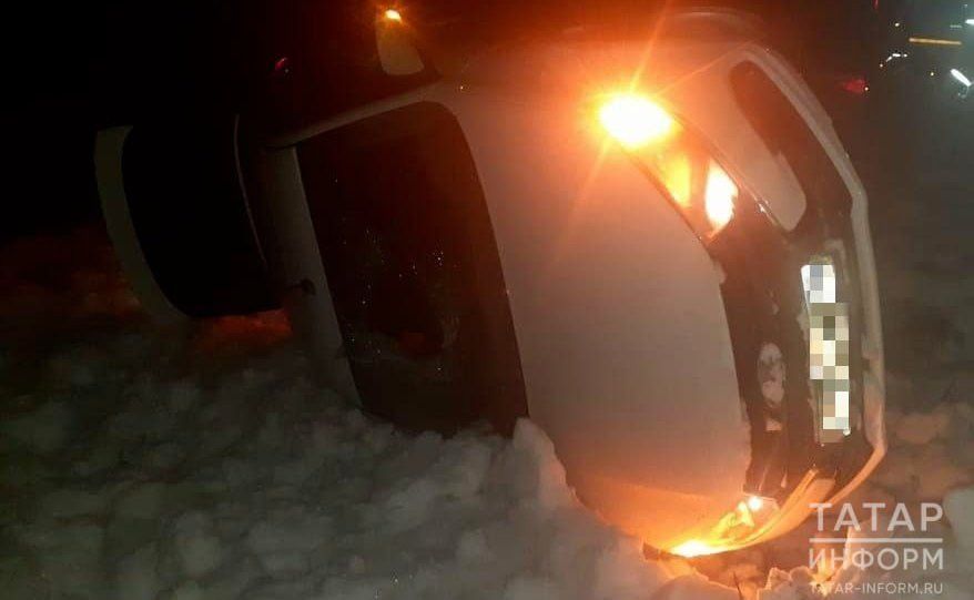 В Татарстане под селом перевернулся автомобиль «Лада»