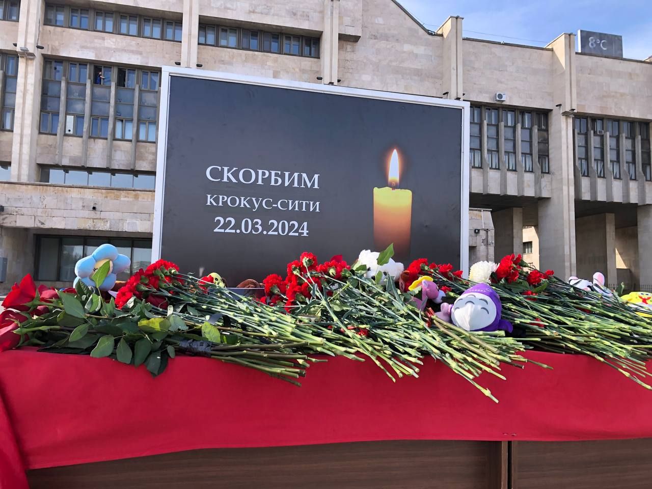 «Чудовищная трагедия»: челнинцы несут цветы к мемориалу в память о погибших в «Крокусе»
