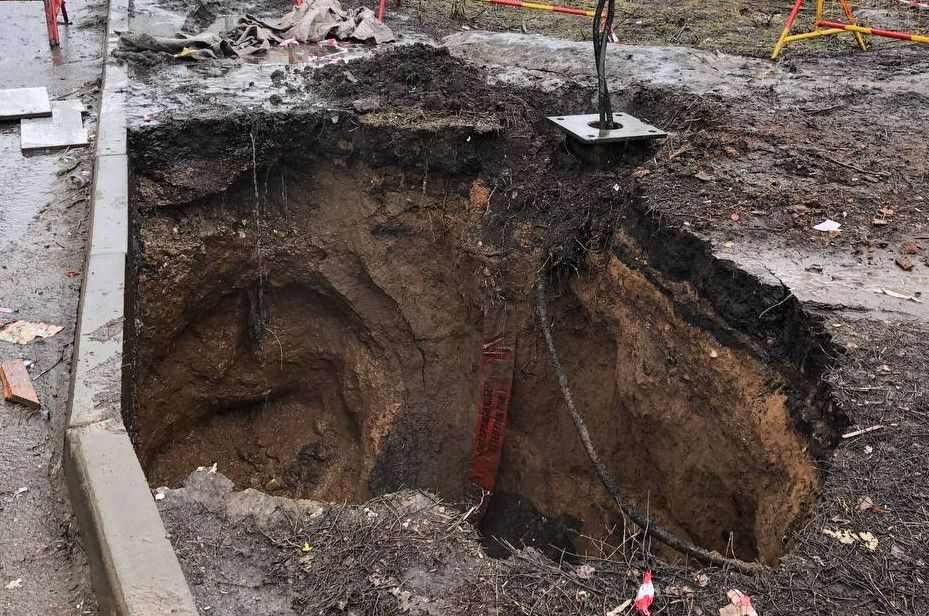 Земля ушла из под ног: В Челнах произошел обвал колодца хозбытовой канализации