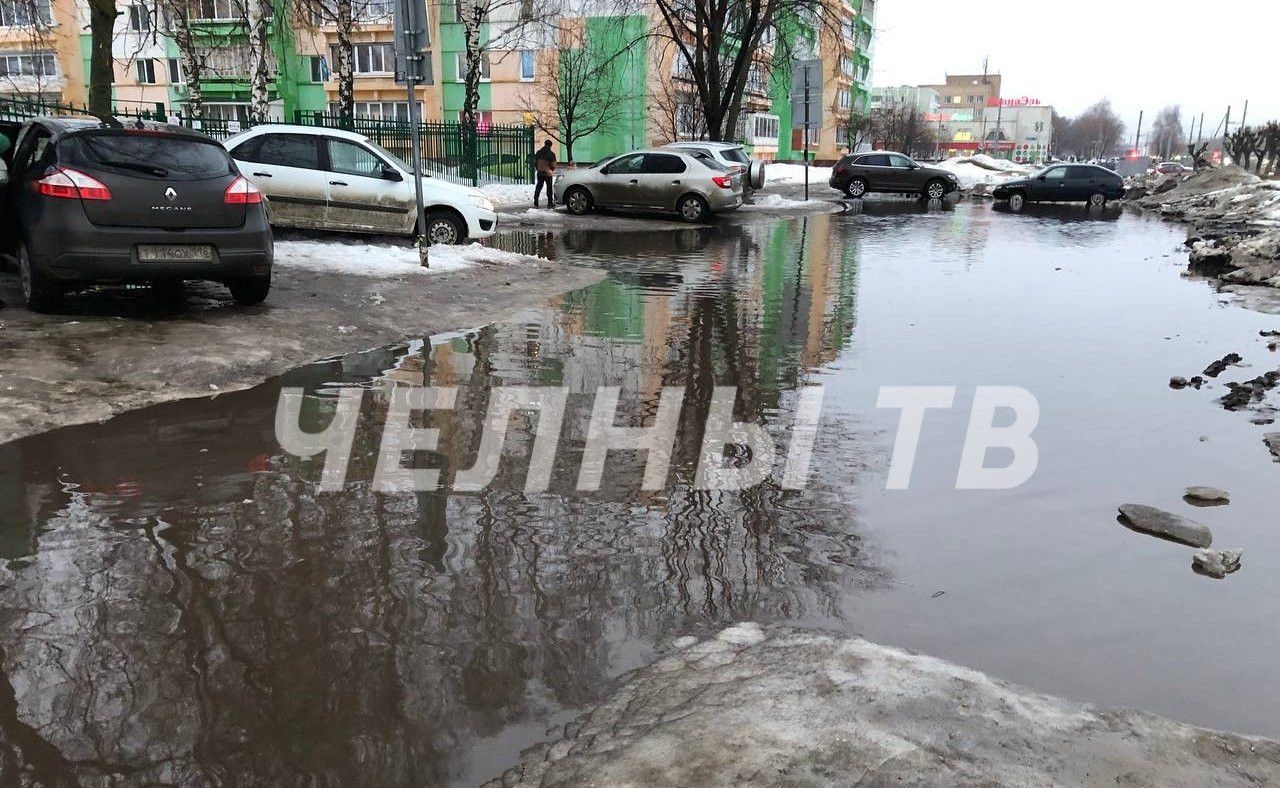 Дети тонут в сапогах: В 52-ом комплексе образовались огромные лужи