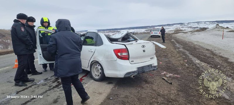 Водитель легковушки погиб в столкновении с автоцистерной и иномаркой на трассе в РТ