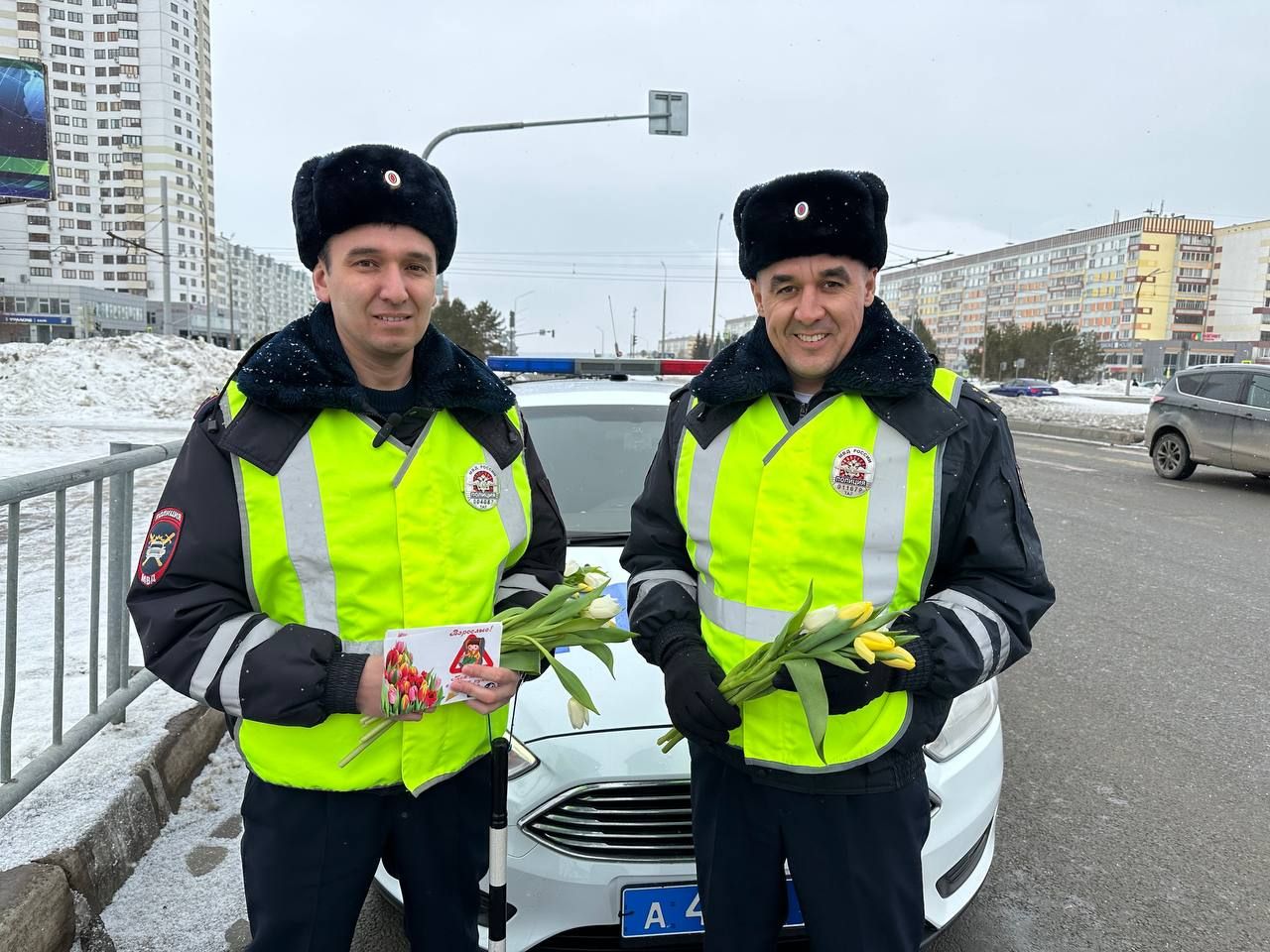 В Набережных Челнах сотрудники ГИБДД вручили девушкам тюльпаны в преддверии  8 марта