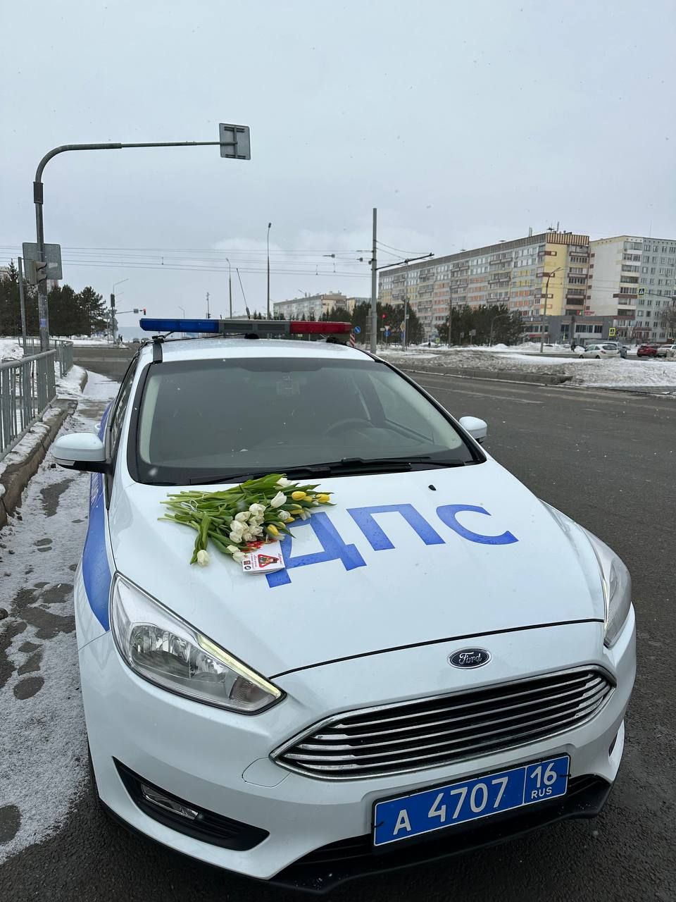 В Набережных Челнах сотрудники ГИБДД вручили девушкам тюльпаны в преддверии  8 марта