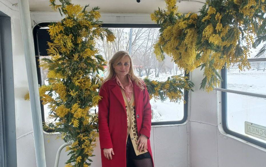 В Челнах появился трамвай, украшенный внутри живыми цветами