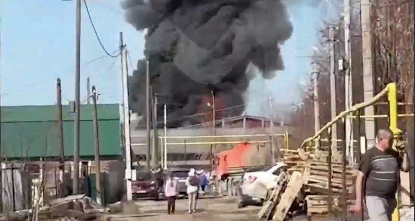 В Приволжском районе Казани возник пожар в мебельном цехе