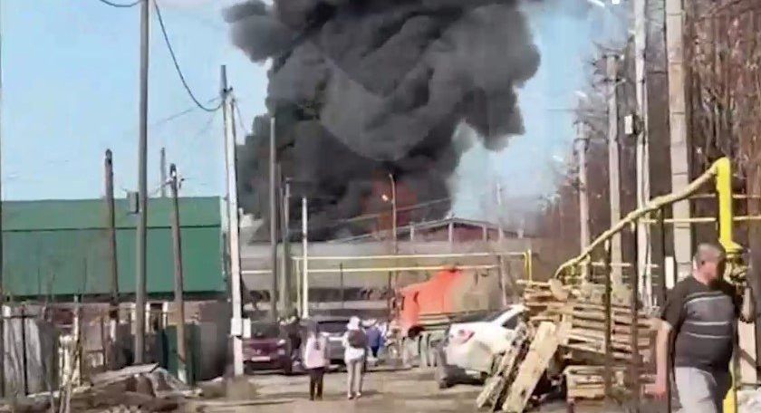 В Приволжском районе Казани возник пожар в мебельном цехе