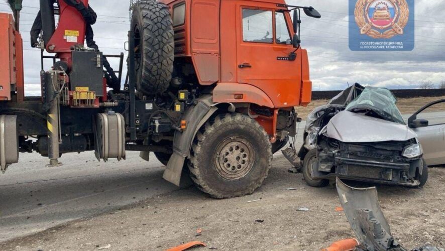 В Татарстане женщина скончалась в результате страшной аварии с грузовиком