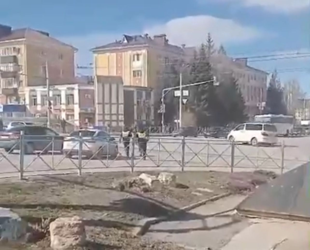 «Полиция за мной охотится»: в Альметьевске задержали водителя, который наворачивал круги на перекрестке