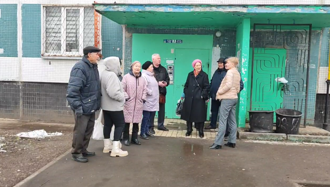 Кипяток по стенам: в Челнах жители жалуются на затопленный дом