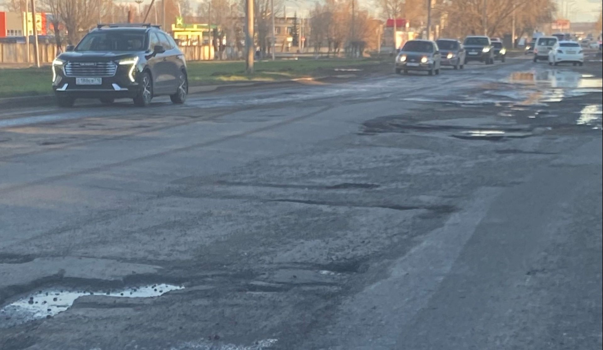 Водители сравнили дороги в Челнах с полем боя