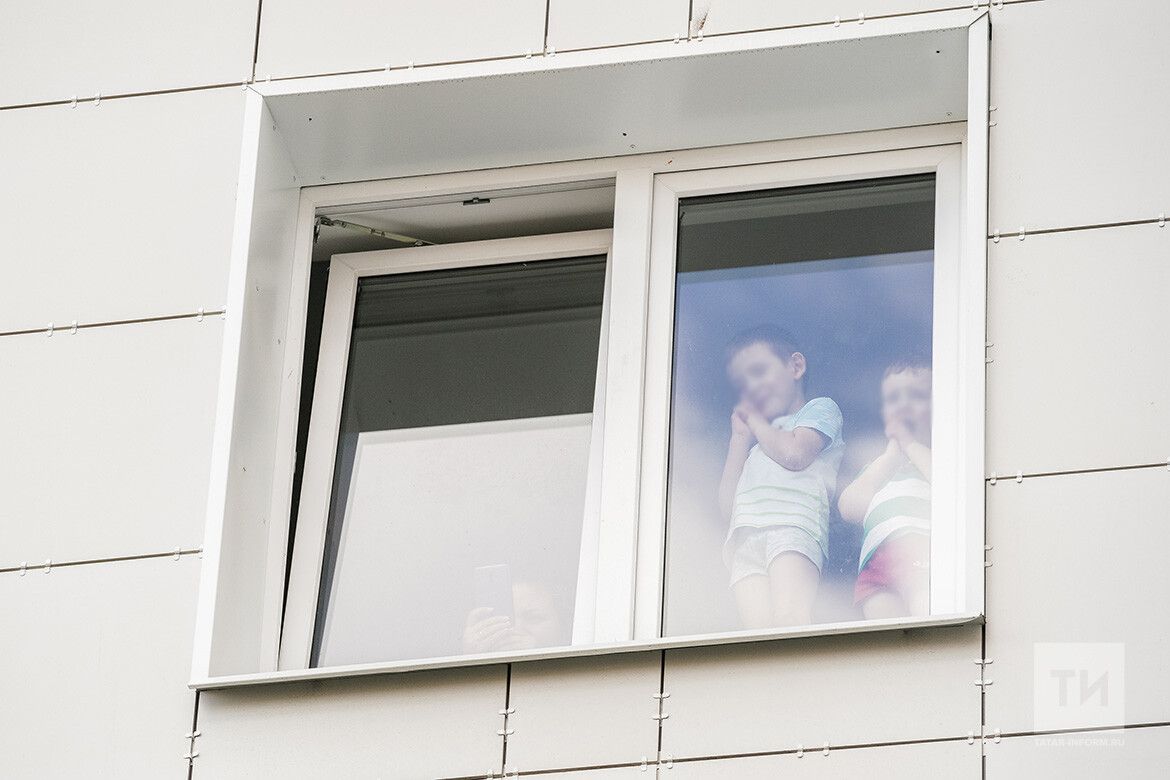 В Татарстане из окна пятого этажа выпал 4-летний малыш