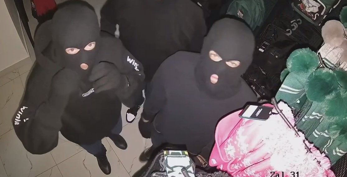 В Татарстане фан-шоп «Ак Барса» ограбили неизвестные в масках