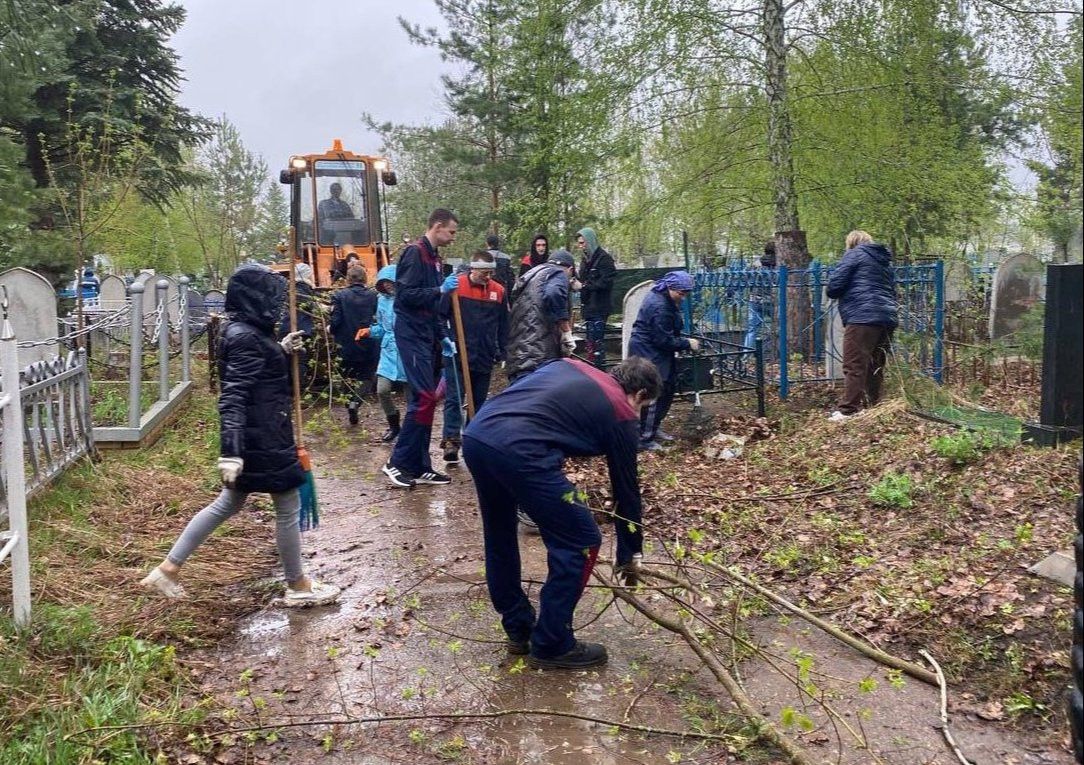 Жители Нижнекамска вместе с депутатом Госдумы Айдаром Метшиным провели субботник на городском кладбище