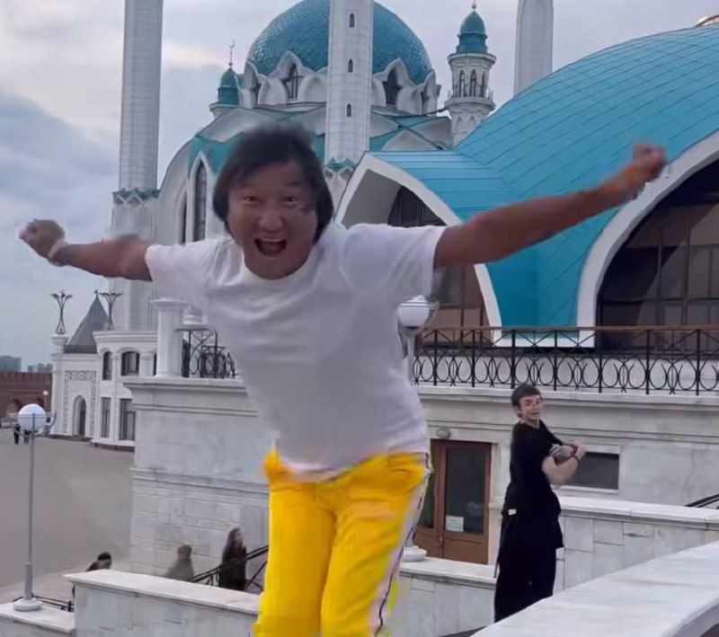 В ДУМ РТ назвали неприемлемым танцы известного блогера Азамата Айталиева на фоне мечети Кул Шариф в Казани