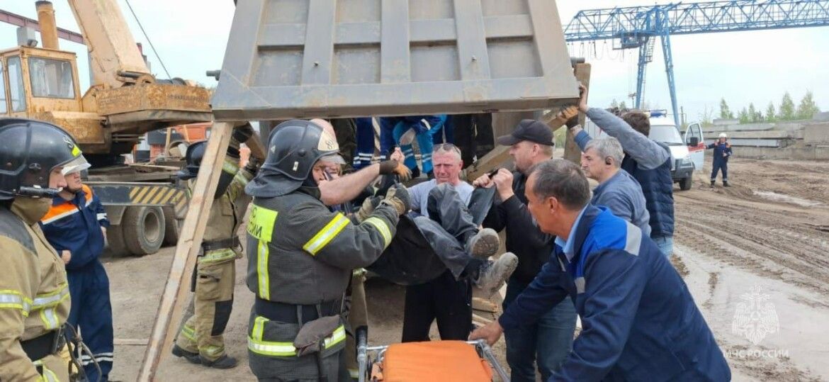 В Челнах водитель самосвала остался жив после падения на него бетонной плиты