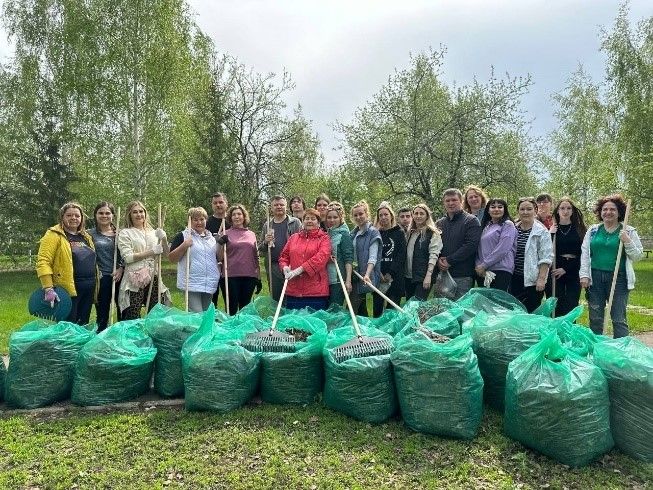 В Набережных Челнах в рамках субботника было высажено 700 деревьев и кустарников