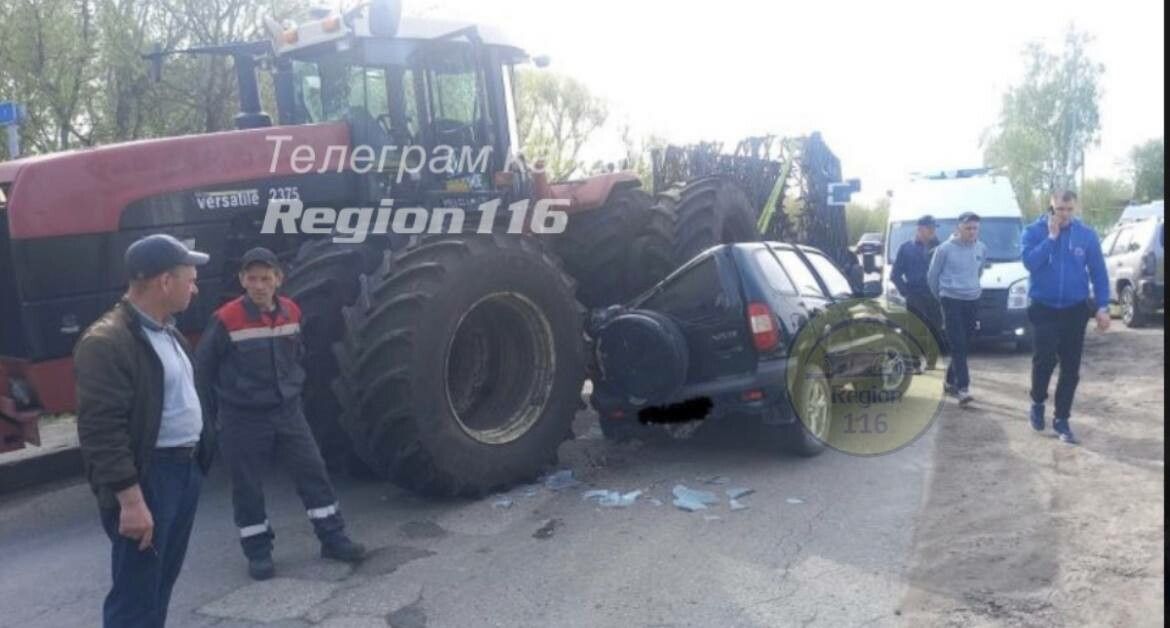 В Татарстане трактор наехал на автомобиль и раздавил его