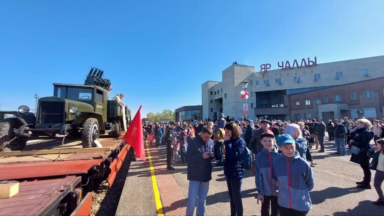 В Челны приехал украшенный ретро-поезд «Паровоз Победы»